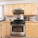 Cheerful 3-Bedroom Home Up To 9 Guest