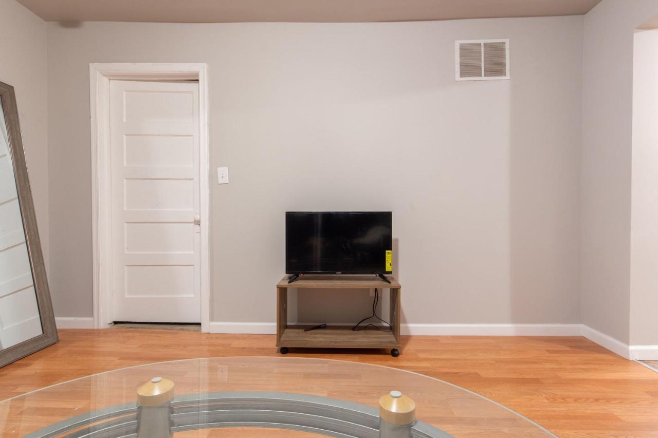 Cheerful 3-bedroom Up To 9 Guest Apartment *