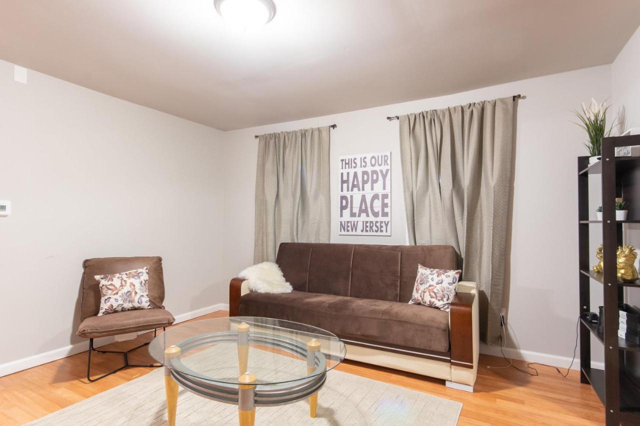 Cheerful 3-bedroom Up To 9 Guest Apartment *